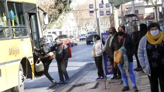 Por la restricción en los micros, la gente peregrina para conseguir un asiento