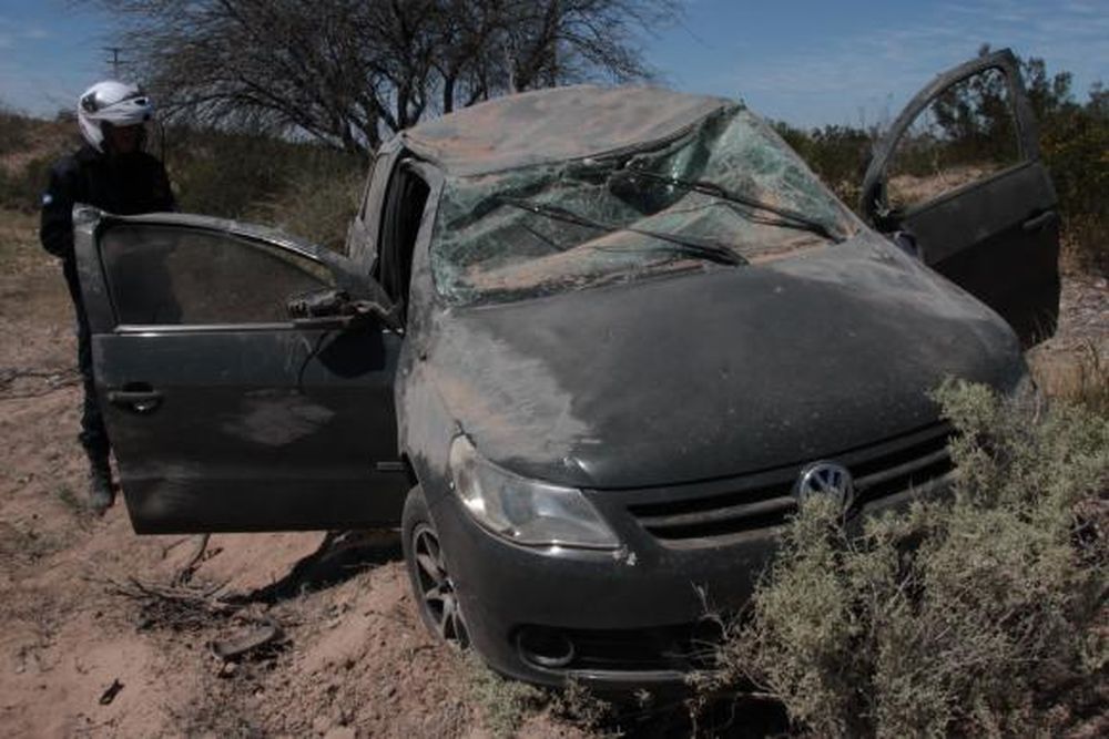 Una familia volcó y se salvó por el cinturón