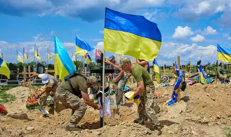 Los ucranianos no están dispuestos a renunciar a su territorio ni a su soberanía, a pesar de su cansancio y la destrucción de sus ciudades e infraestructura, más la muerte de cientos de miles de civiles y militares enterrados en fosas comunes y cementerios como el que muestra la foto.