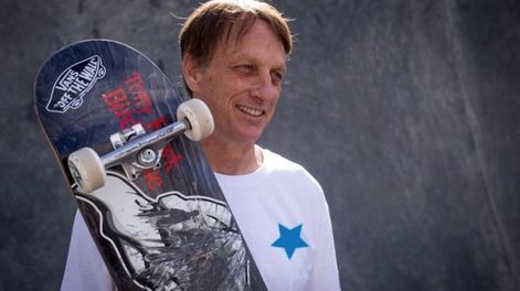 Venden patinetas con sangre de Tony Hawk, leyenda del skate