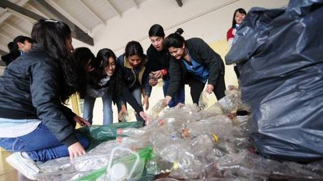Juntar botellas, el pase para ganar el viaje de egresados a Bariloche
