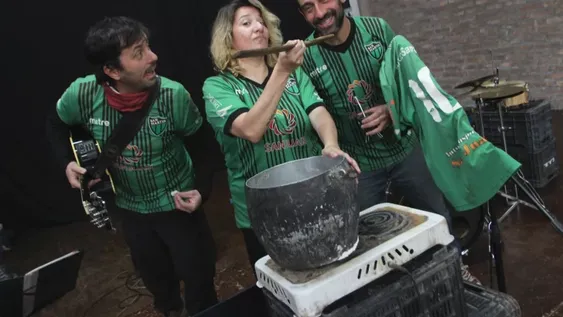 De izq. a der. Pepe Blasco en guitarra y voz, Giselle Slavutzky y Martín Castro Meglioli en batería. ( Foto DANIEL ARIAS )