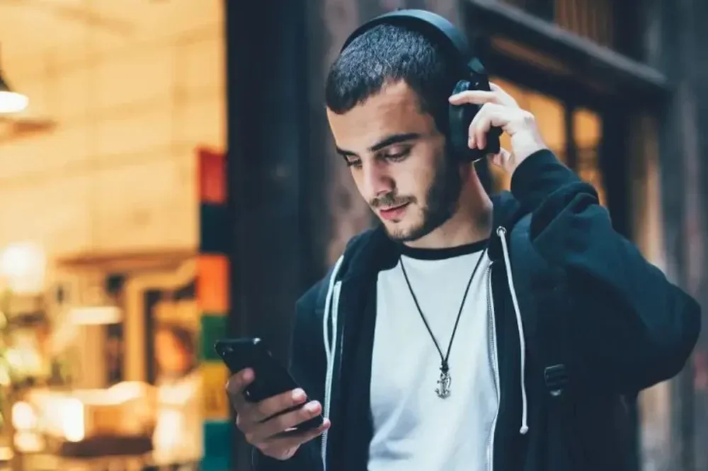 Recomiendan usar auriculares con descansos.