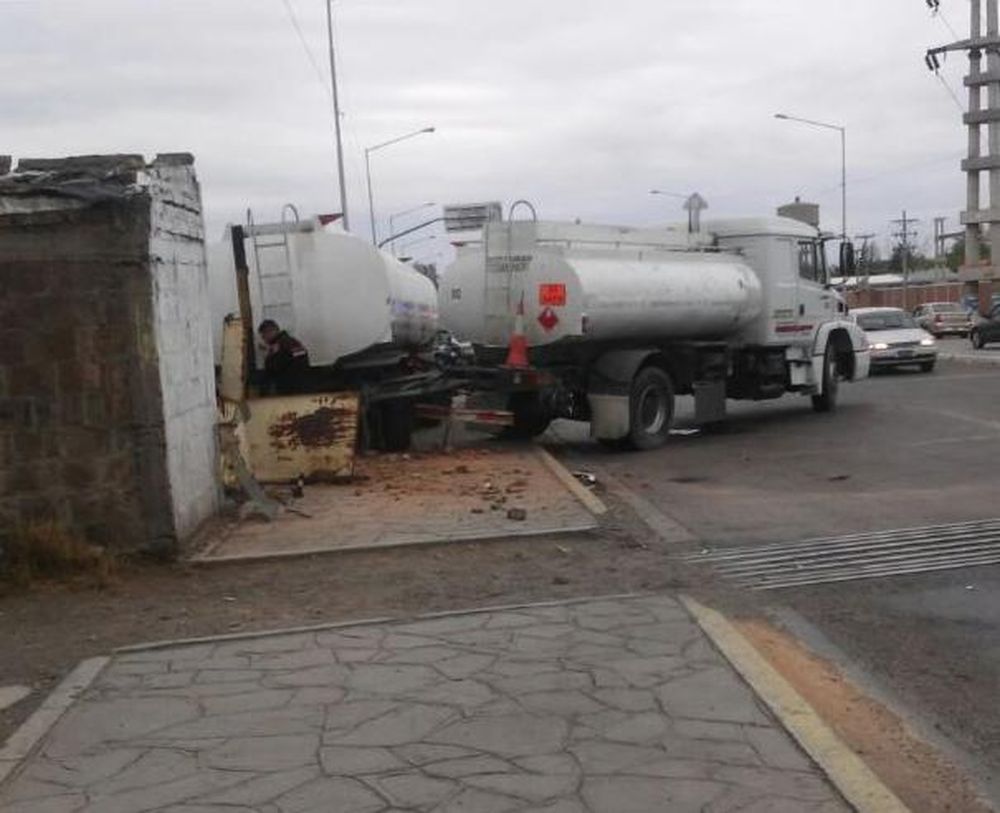 El camión que derramó combustible no estaba habilitado para ese tipo de carga