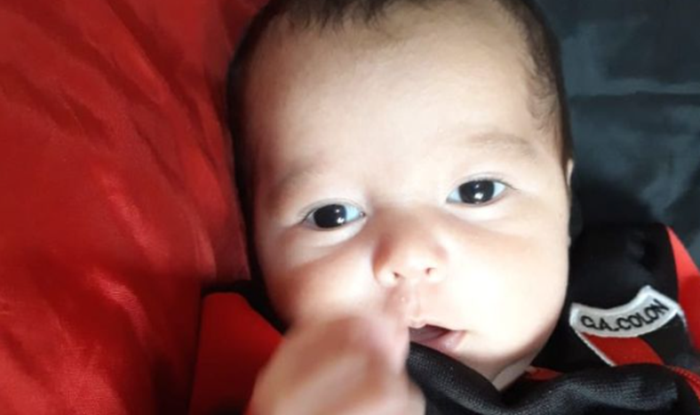 Son hinchas de Colón y le pusieron a su hijo como nombre el apodo de un jugador