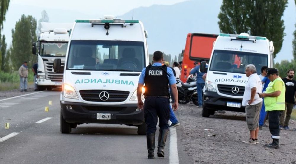 Mendoza: un auto se incrustó en la puerta de un teatro e hirió a 23 personas