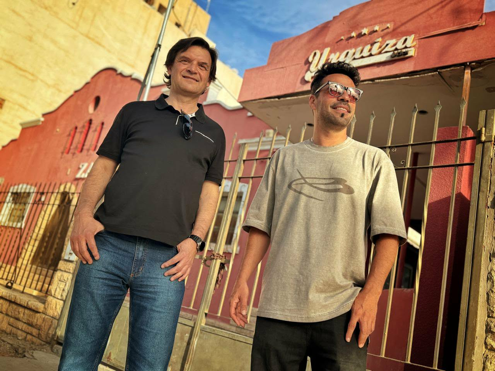 Recuerdos del San Juan noventoso. Yeidi Flores y Aldo Zaragoza -organizadores- en la puerta del histórico Urquiza Bar. (Foto Daniel Arias)