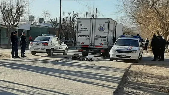 Un motociclista chocó contra un camión y murió en el acto