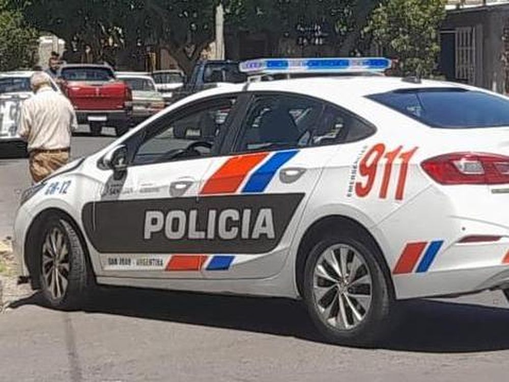 Un motociclista sufrió una grave fractura al chocar con un rastrojero