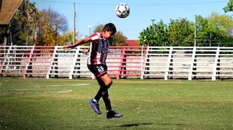 Un niño de 11 años murió electrocutado cuando subió a un techo para buscar una pelota
