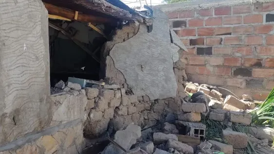 Un derrumbe y un incendio generaron daños en dos precarias casas de Chimbas y Rawson