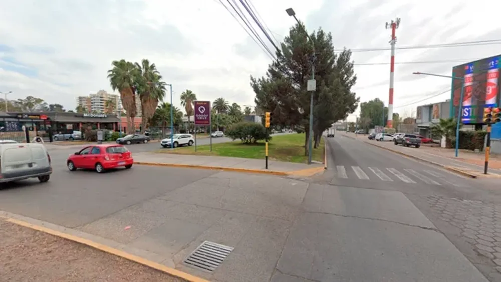 Asesinaron a un joven a puñaladas frente a un centro comercial de Mendoza