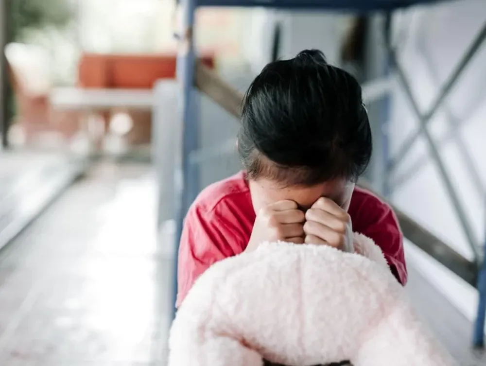 Lo condenaron por abusar de una niña de 11 años, pero zafó de la cárcel