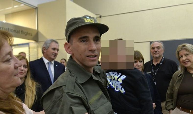 Nahuel Gallo y su hijo.