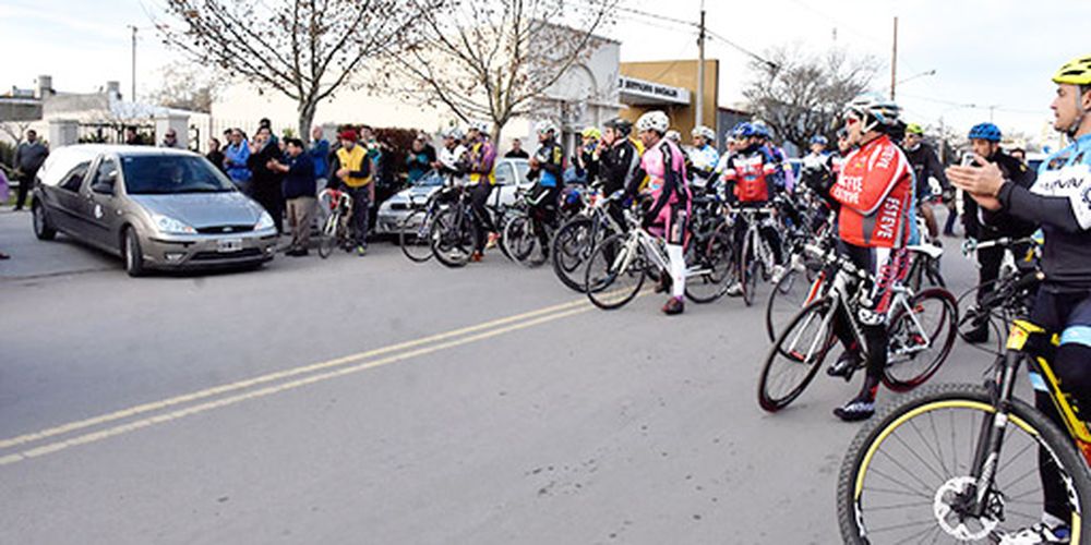 Pereyra fue despedido por una caravana de bicicletas en La Pampa