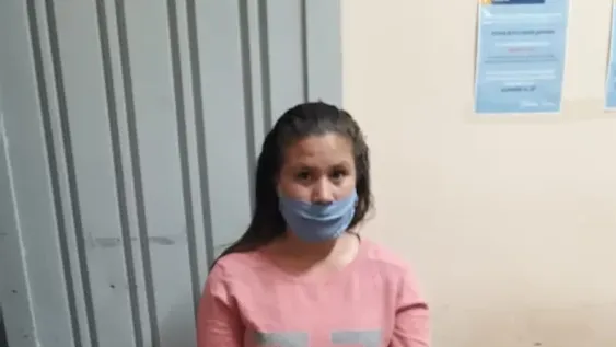 El niño golpeado por su madre salió corriendo de su casa para pedir ayuda