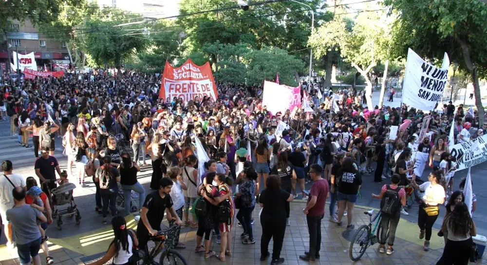 8M: con más de 25.000 personas, la marcha tuvo una fuerte convocatoria