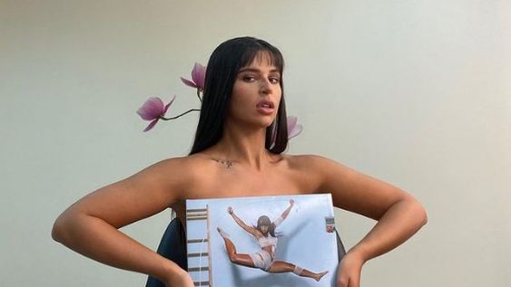 Naty Peluso sobre la mesa con una diminuta bikini rosa