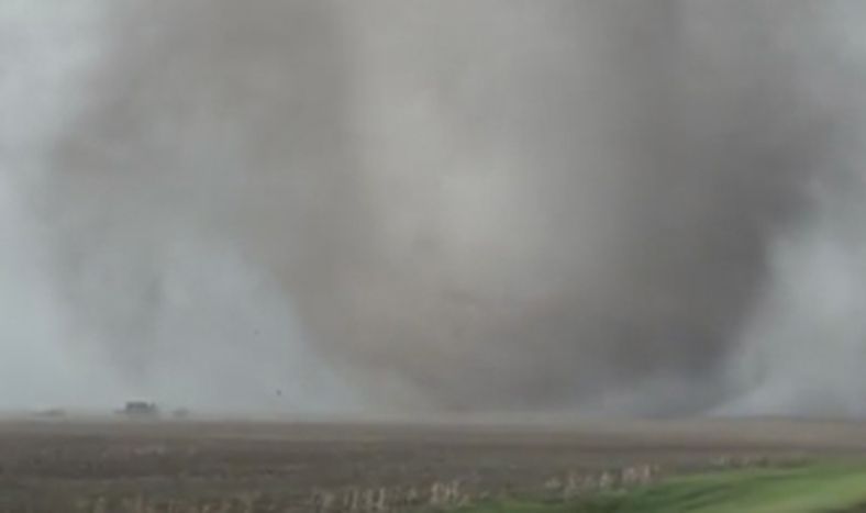 Así destruye una casa un gigantesco tornado en Kansas