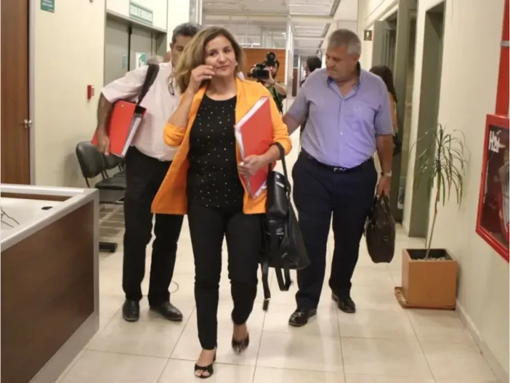 MARATÓNICO. El encuentro de ayer duró más de ocho horas. Al principio había docentes afuera, pero luego se fueron mientras seguía la discusión adentro.