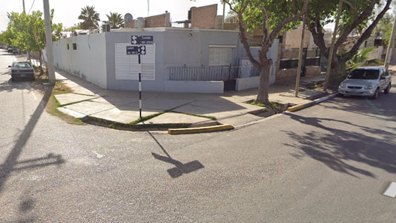 Circulaba haciendo zigzag en su camioneta y cuando lo paró la policía les ofreció dinero