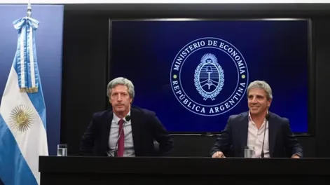 A la derecha el ministro de Economía de Argentina, Luis Caputo, y a la izquierda el presidente del banco central del país, Santiago Bausili.