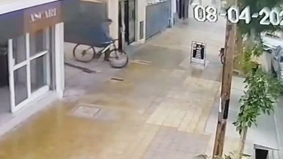 El ladrón salió con la bicicleta a su lado, según muestran los videos.