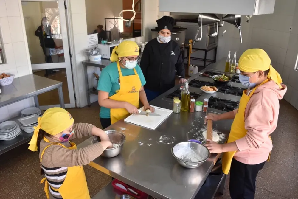 Los chicos tras el arte de la cocina