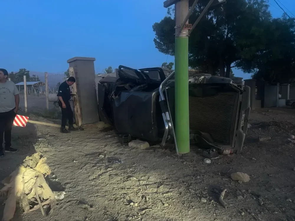 Bomberos rescataron a dos personas que quedaron atrapadas tras volcar en una camioneta