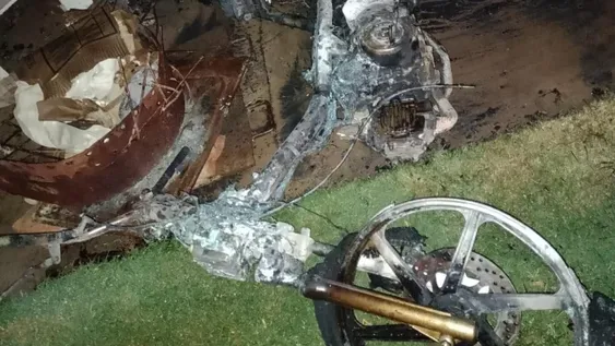 Creen que ladrones intentaron robar una moto y, como no pudieron, la prendieron fuego