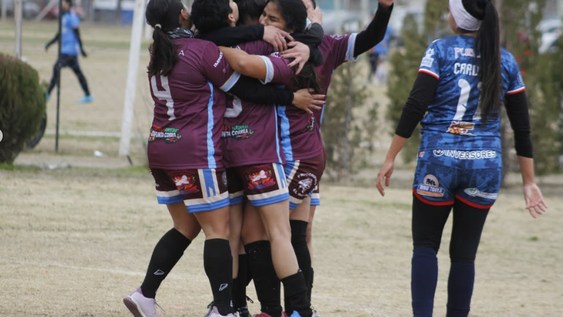 ABRAZO DEL GOL. Las chicas de Aston Birra se abrazan tras un gol. Son las últimas campeonas.