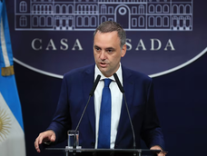 La Justicia confirmó que Manuel Adorni viajó en primera clase a Aruba junto a toda su familia. La Justicia confirmó que Manuel Adorni viajó en primera clase a Aruba junto a toda su familia.