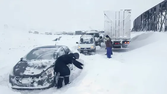 Horas dramáticas para los varados en un manto nieve
