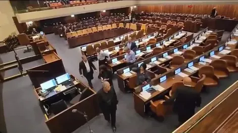 El parlamento israelí interrumpió su sesión por un bombardeo que los obligó a refugiarse
