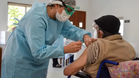 Los mayores de 80 ya no tendrán que inscribirse para recibir la primera dosis