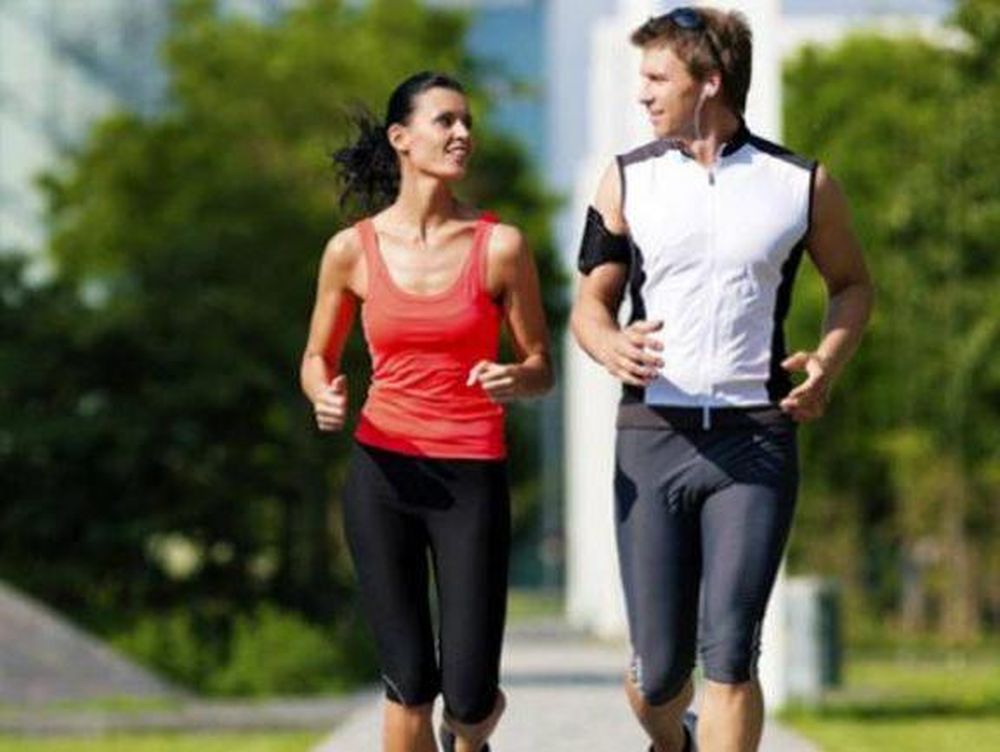 El ejercicio sencillo que recomienda Harvard y que solo necesita una silla