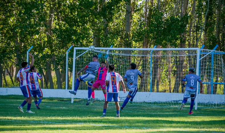 Adentro. Sportivo Del Carril se metió en los Cuartos de Final de la Copa de Campeones eliminando a Yrigoyen por penales.