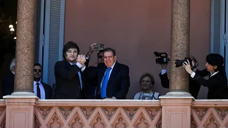 MILEI Y URRUTIA. Salida al mítico balcón para saludar a la multitud.