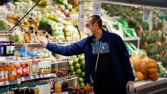 Dos provincias limitaron los días para ir a supermercados y una impuso que todos sus habitantes usen barbijos