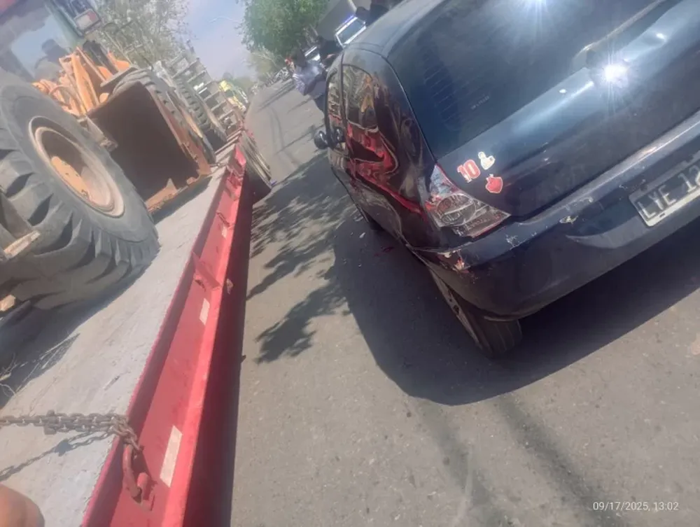 El motociclista intentó pasar a un auto violando la prohibición que imponía la doble línea amarilla. Encima, en sentido contrario circulaba un camión cargado con dos máquinas.