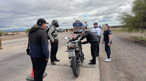 san juan y mendoza reforzaron el control de vehiculos en el control de san carlos
