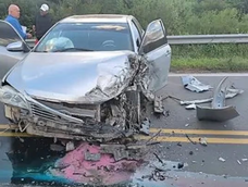 un diputado sufrio un violento choque contra un camion: su auto quedo destruido