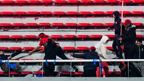 SALVAJE. La agresión de los hinchas de Independiente contra los de la U terminó en una dantesca escena.