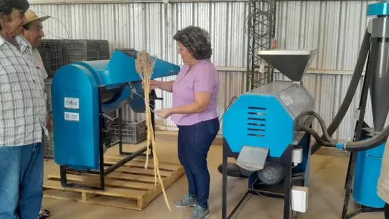 APOYO DIRECTO. El INTA se encarga de investigaciones para el agro y también en apoyo directo, como entrega de maquinaria a pequeños productores.