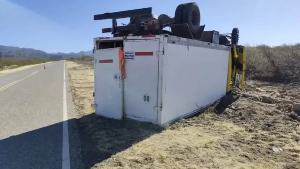 Vuelco de un camión en Valle Fértil: el chofer no sentía las piernas y fue derivado a San Juan