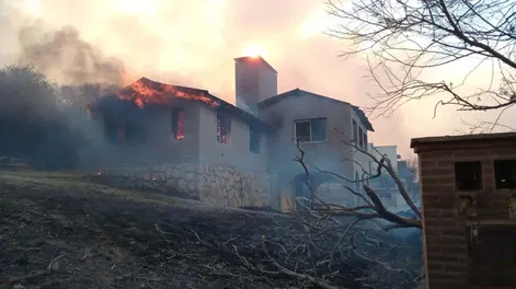 Desesperadas evacuaciones de vecinos en Villa Carlos Paz por el avance de los incendios