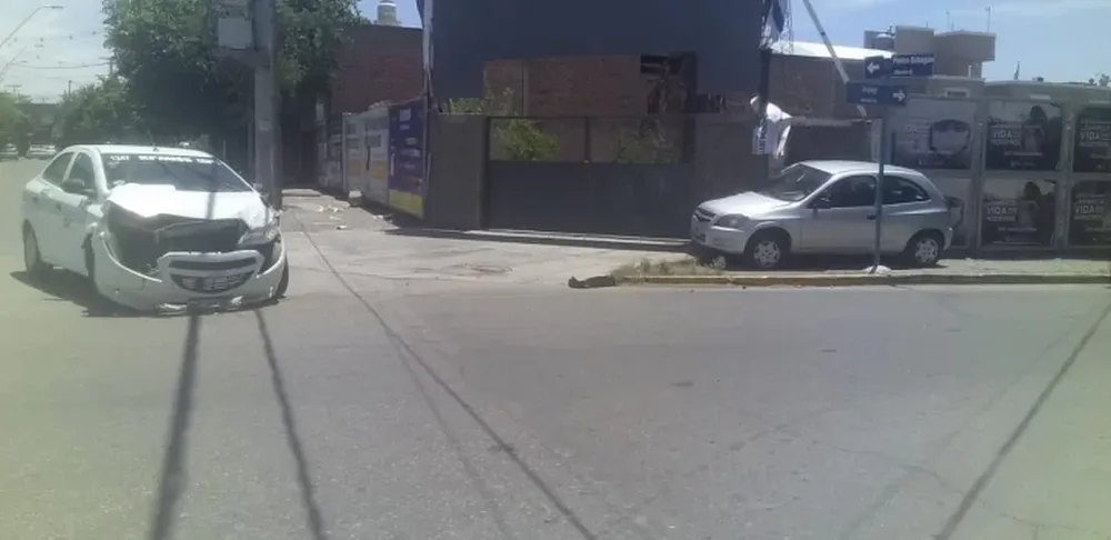 Chocó contra otro auto, hizo un trompo y terminó impactando con una pared