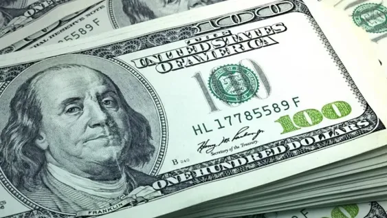 El dólar blue anotó un incremento de dos pesos, a $308 por unidad