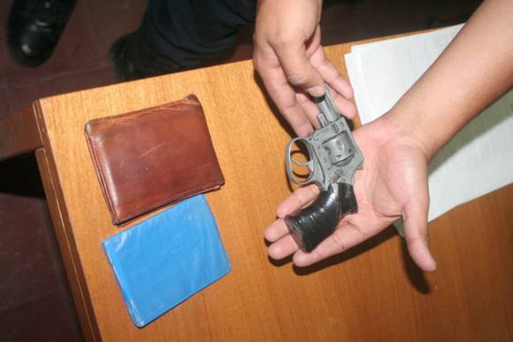Hallan dos revólveres en poder de jóvenes