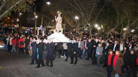 En la procesión, al Santo le pidieron por la familia